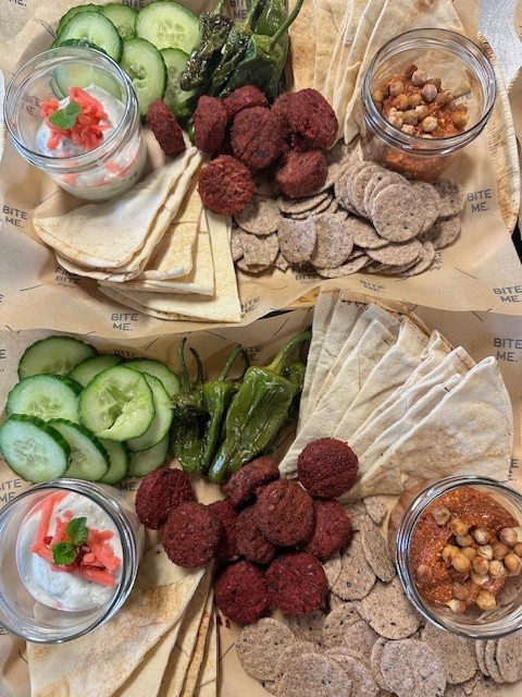 Snack & bite: 2 dips met verse groenten, crackers, falafel & naanbrood